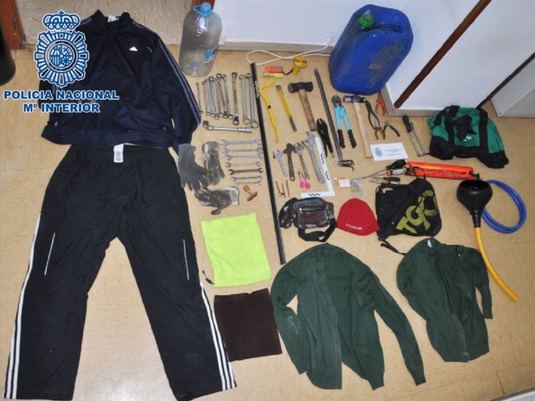 En el interior de la furgoneta se hallaron las prendas de ropa con las que se cometieron los hechos delictivos