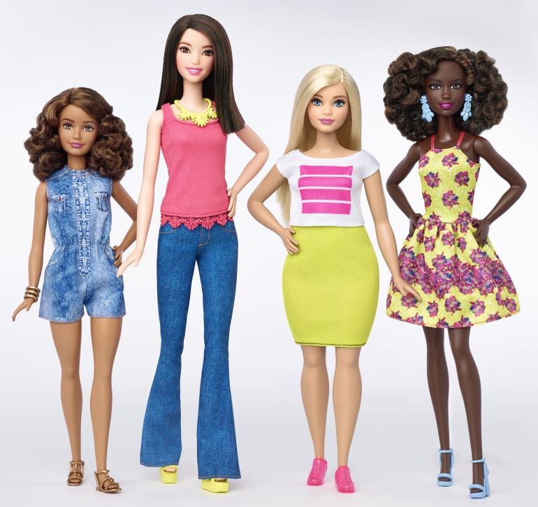 Las nuevas Barbies son más bajitas, lucen cadera, tienen distintos tonos de piel y llevan zapato plano.