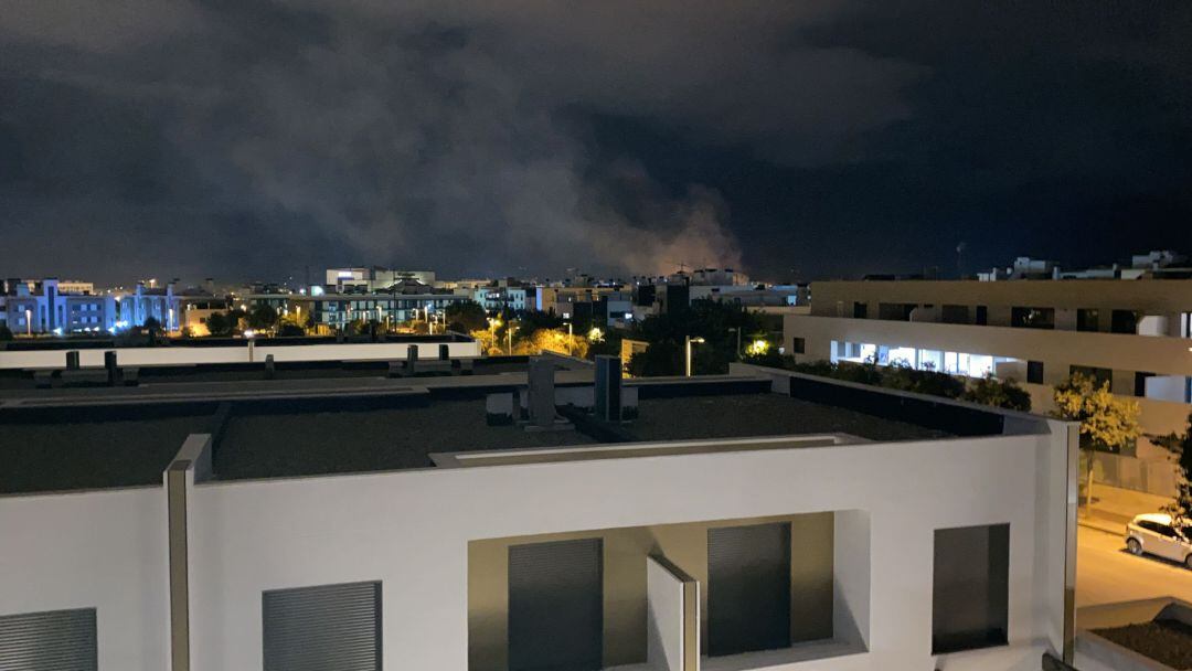 La columna de humo del incendio es visible desde distintos puntos de la ciudad de Córdoba 