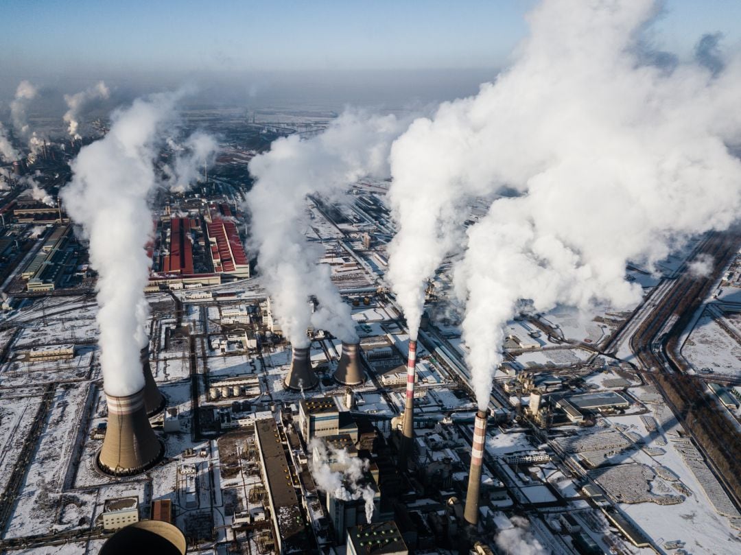 Chimeneas emitiendo gases vistas desde un dron.