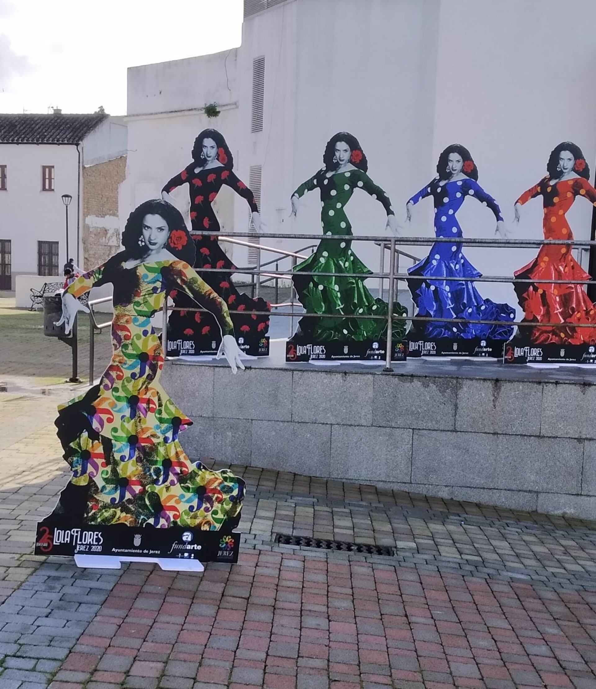 Imágenes de &#039;La Faraona&#039; colocadas a las puertas del futuro Museo de Lola Flores durante la presentación del proyecto en Jerez