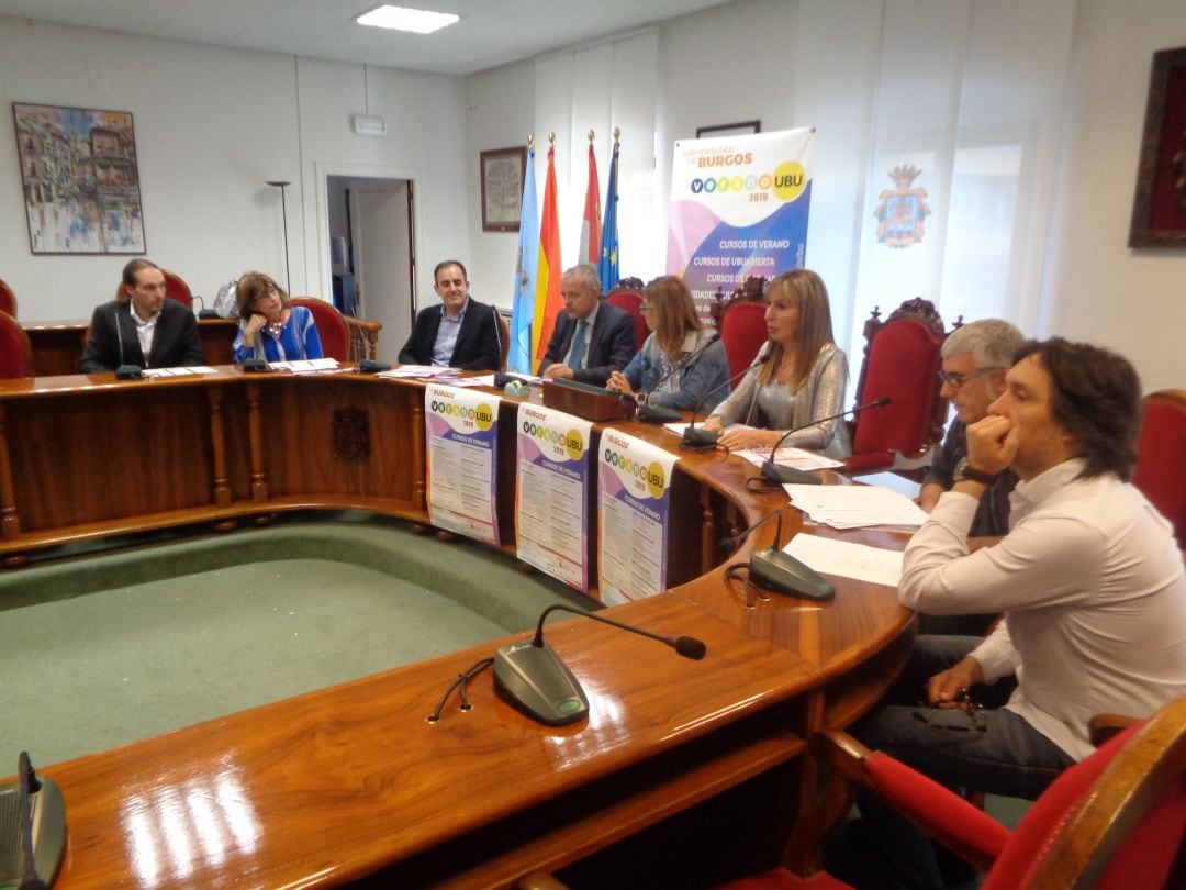 El salón de plenos del Ayuntamiento acogió la presentación de los cursos