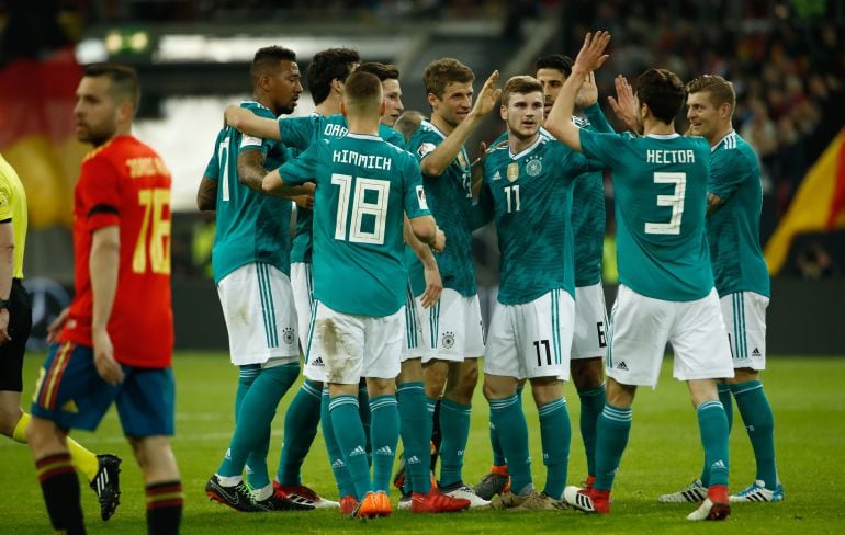 Los alemanes celebran un gol contra España en un amistoso 