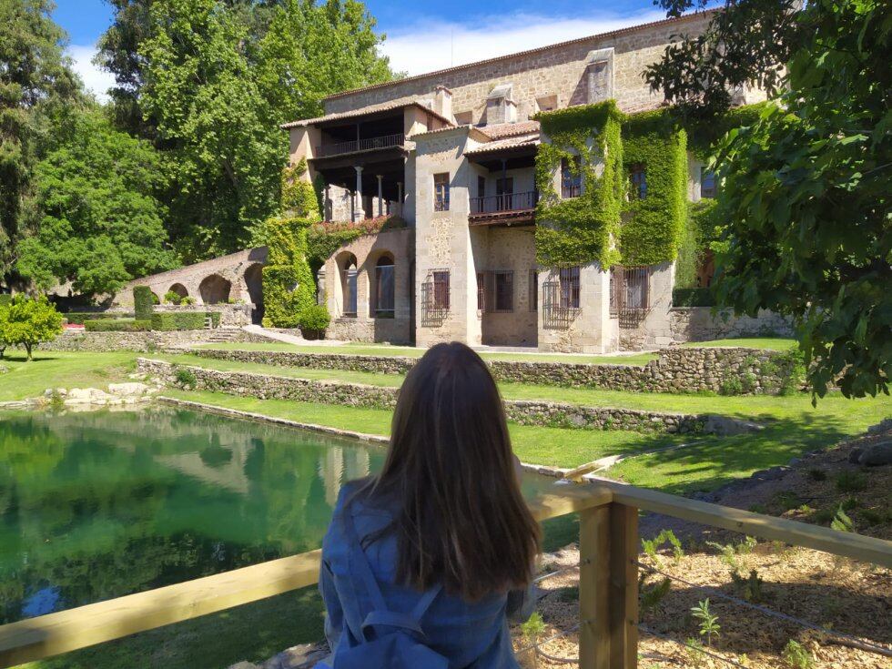 Una joven en el mirador junto al estanque en el Real Monasterio Jerónimo de Yuste