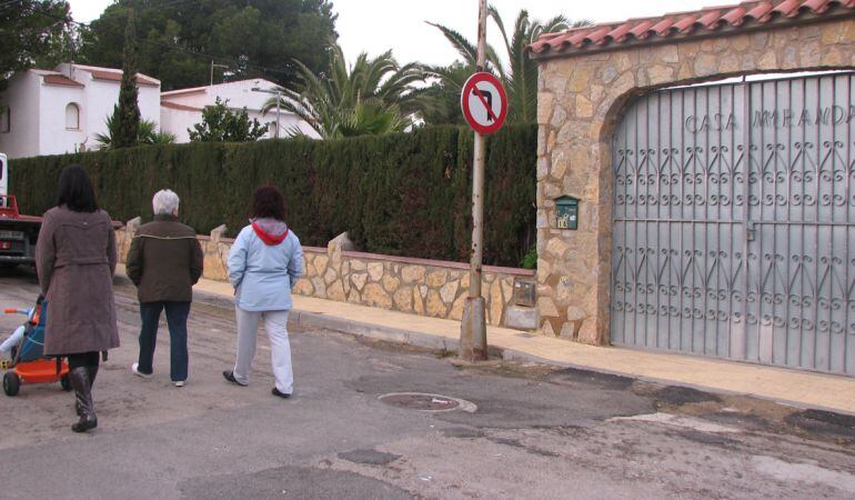 Els Mossos van trobar l'home mort en aquest habitatge, que duu el nom de 'Casa Miranda', al número 14 del carrer Anubis de la urbanització El Casalot, de Mont-roig del Camp.