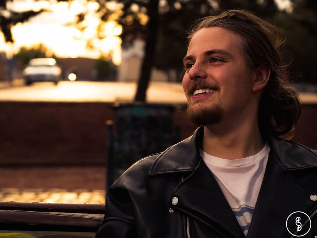 "Héroes con bata", el apoyo en forma de canción de un alcazareño a los sanitarios