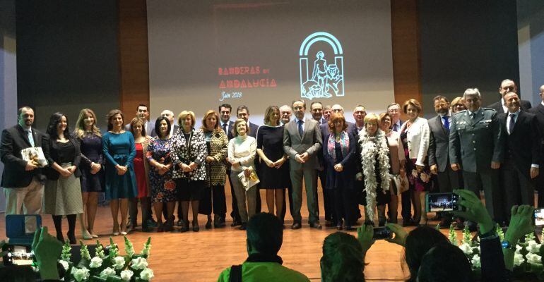 Galardonados con las banderas de Andalucía en Jaén y representantes políticos.