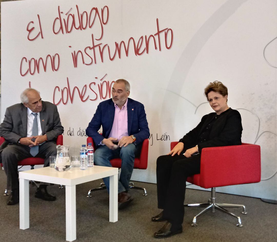 Ernesto Samper (izda) y Dilma Rousseff en la Jornada de UGT en Burgos con el vicesecretario general del sindicato en Castilla y León, Evelio Angulo