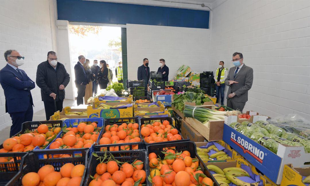 Ballesta contempla los alimentos donados por Mercamurcia