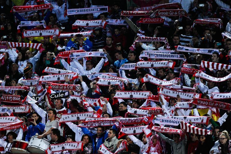 Aficionados del Granada animan a su equipo durante un partido de Liga