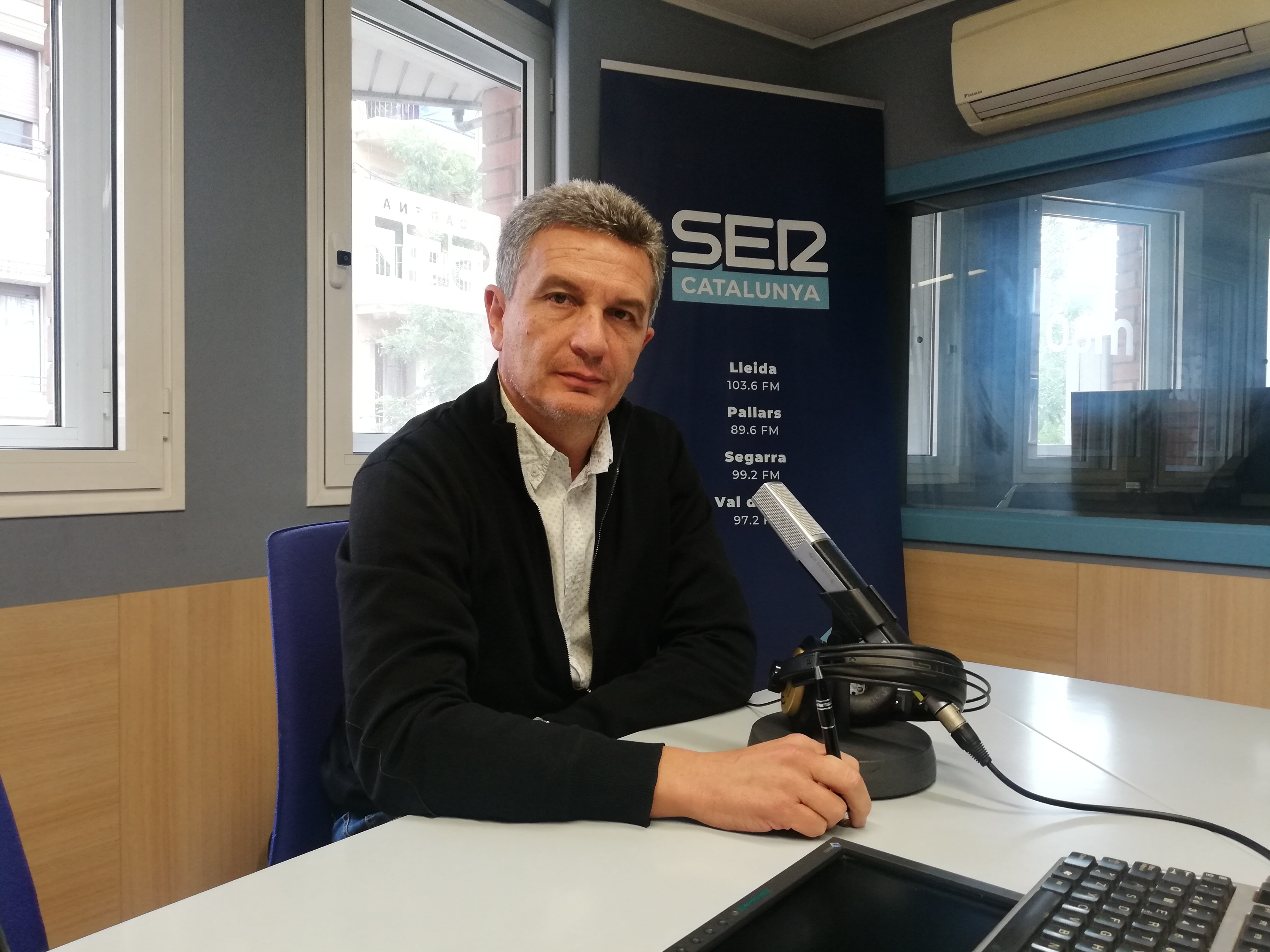 Un moment de l'entrevista al doctor Xavier Peirau als estudis de Ràdio Lleida. Foto: Maricel Benabarre.