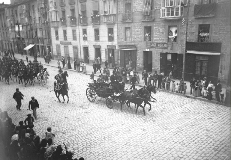 Alfonso XIII en la calle Prado, en 1902