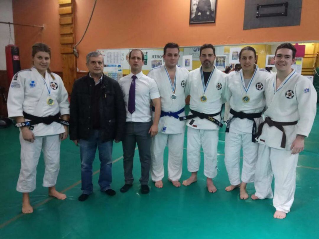 El equipo del Marbel de Jiu Jitsu, logró 3 medallas de Oro y 2 Plata, en el campeonato gallego de lucha.