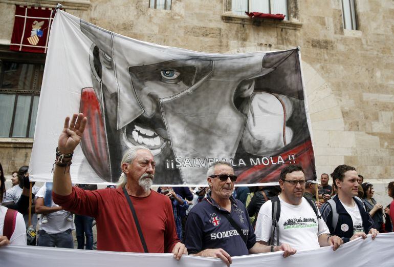 Compromís per Paterna y Podemos Paterna celebran una concentración ante el Palau de la Generalitat contra el centro comercial Puerto Mediterráneo y a favor de la protección del paraje natural de La Mola.