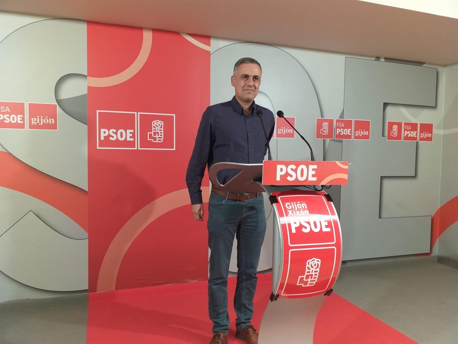 Iván Fernández Ardura, secretario general de la Agrupación Socialista de Gijón, en rueda de prensa en la Casa del Pueblo.