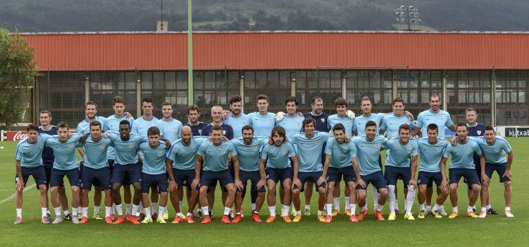 GRA086 BILBAO, 02/07/2015.-La plantilla del Athletic de Bilbao ha celebrado hoy su primer entrenamiento de la temporada 2015-2016, con la incorporación de nuevos jugadores como Bóveda, Elustondo y Eraso. EFE/MIGUEL TOÑA