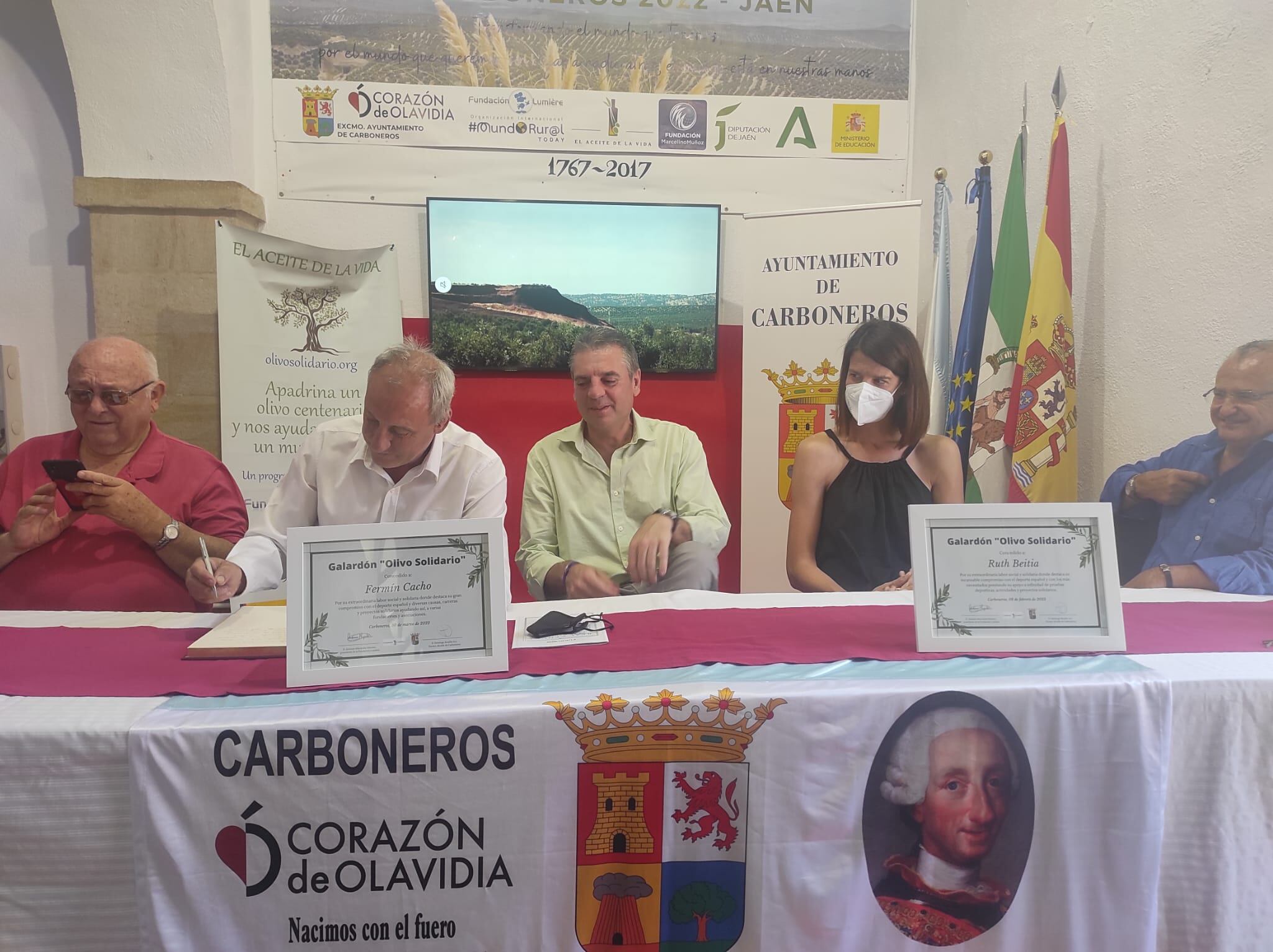 El Alcale de Carboneros, Domingo Bonillo junto a Fermín Cacho, Ángel Vera, diputado y Ruth Beitia