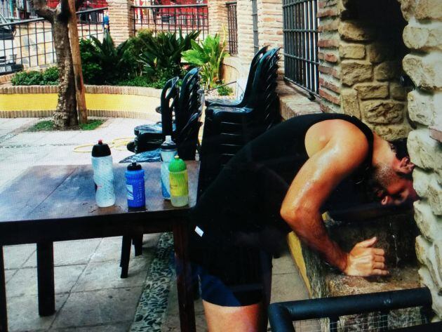 José Juan Luque se refresca en una fuente. Ruta por Andalucia en el verano de 2015. La Recompensa. Hoy por Hoy Córdoba.