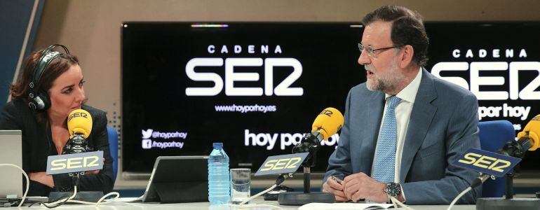 El presidente del Gobierno, Mariano Rajoy, durante la entrevista que ha concedido al programa &quot;Hoy por hoy&quot; de la Cadena SER. A su lado, la periodista Pepa Bueno.