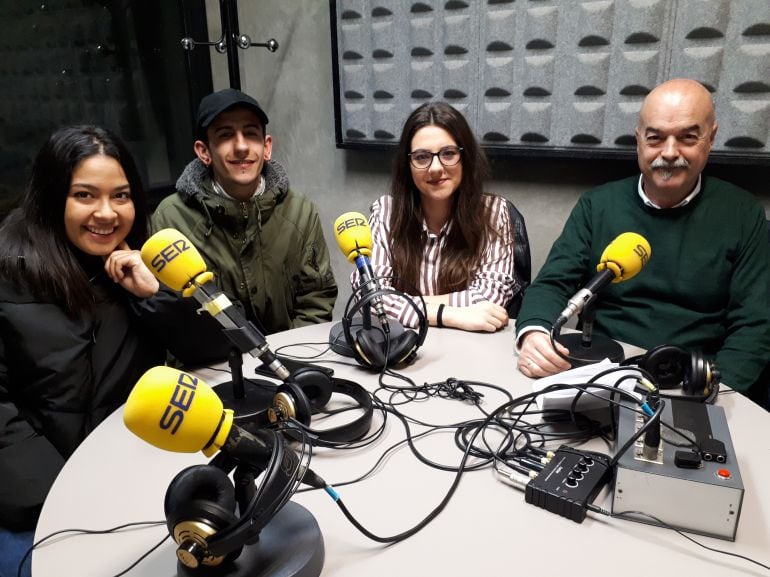 Parte del alumnado de la UNI Eibar-Ermua, junto a Santi Iruretagoyena, director del centro