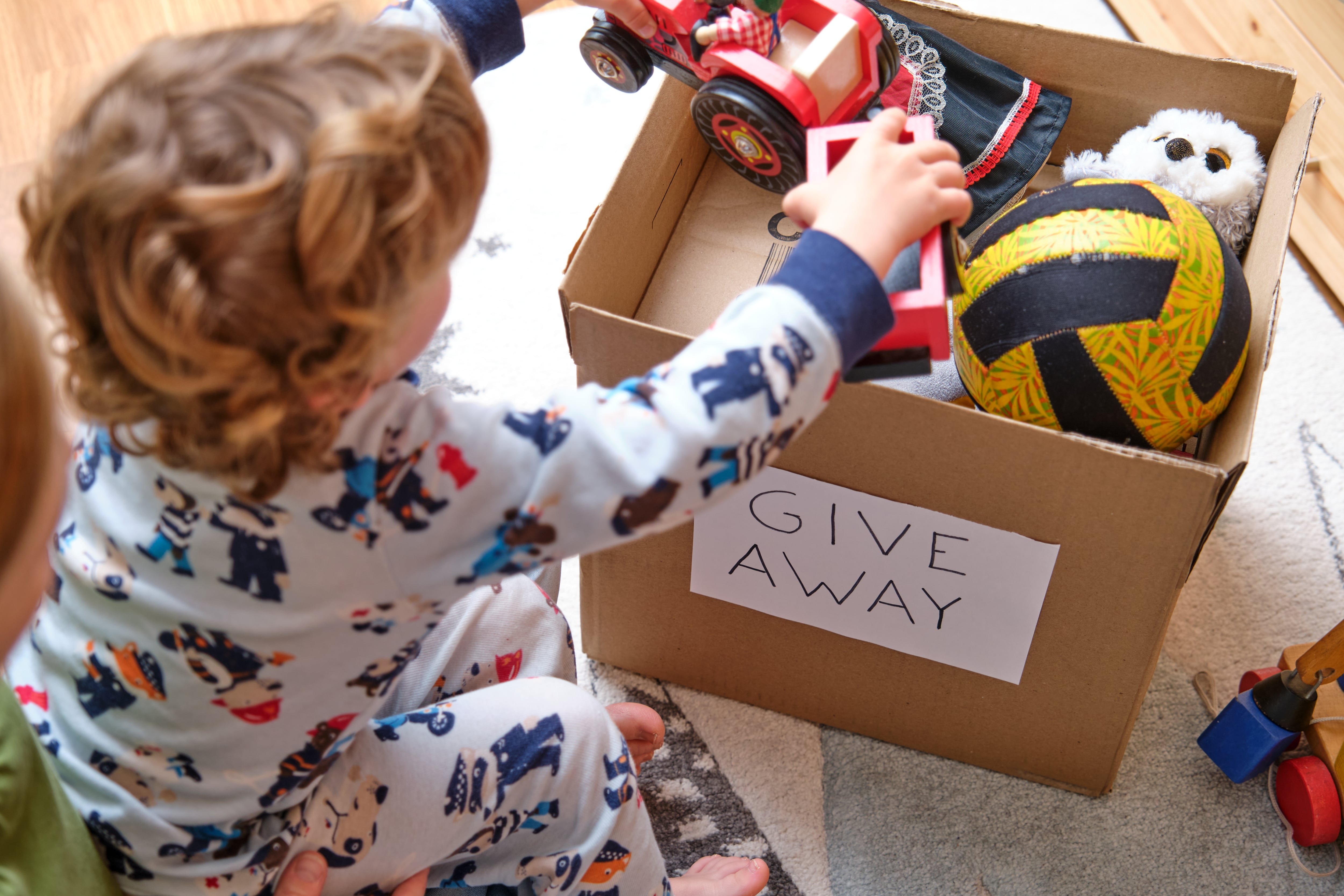 Un niño recibe una caja con juguetes donados. Foto: Getty Images