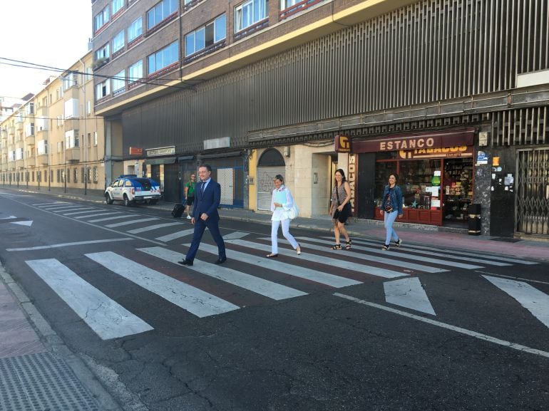 Los concejales Fernando Salguero y Ana Franco cruzan un paso de peatones deteriorado en la Calle Astorga.