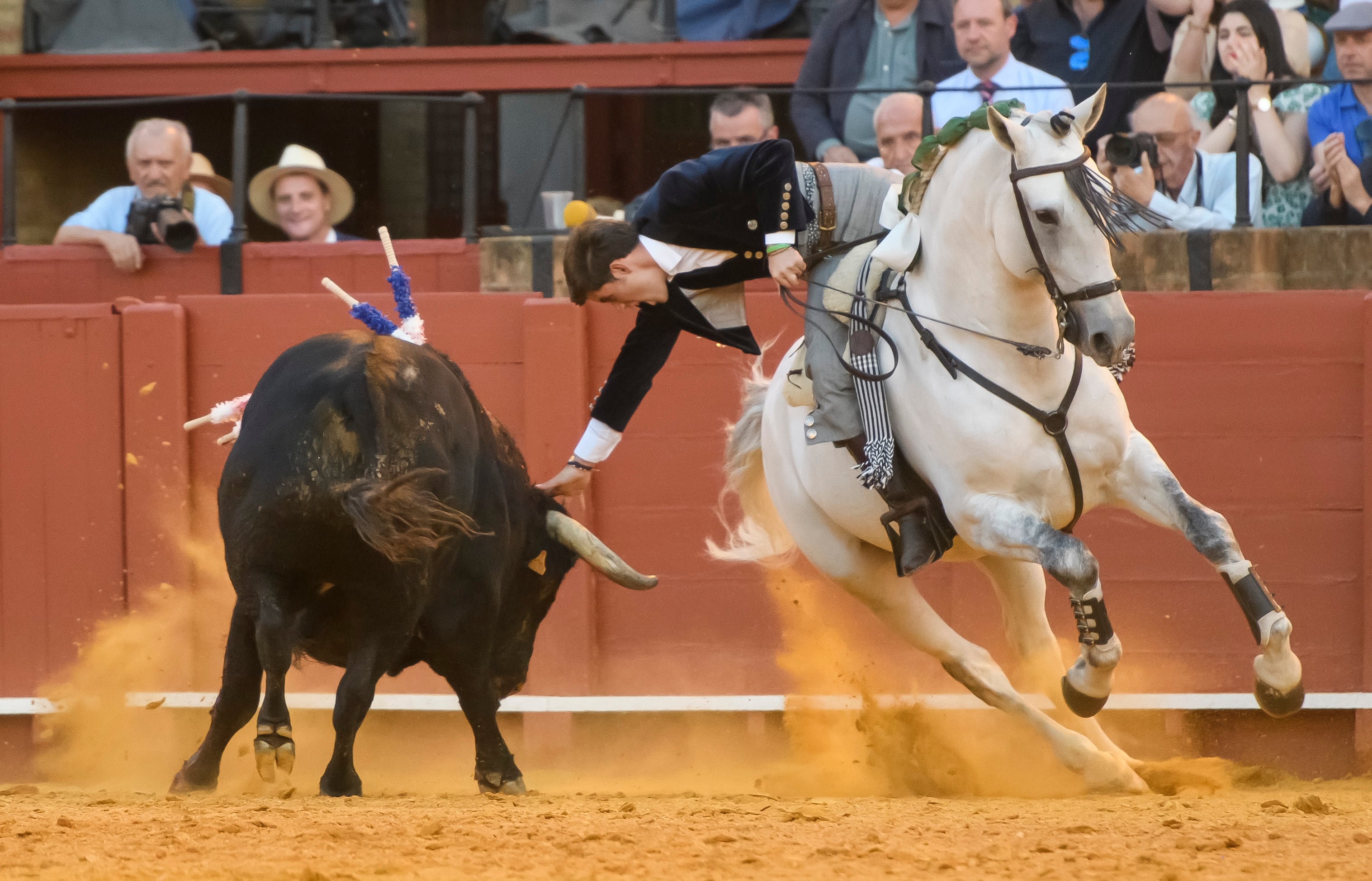 SEVILLA. 23/04/2023. - El rejoneador Guillermo Hermoso con su segundo toro, al que le ha cortado dos orejas, hoy domingo en la Plaza de la Maestranza de Sevilla. EFE/ Raúl Caro.
