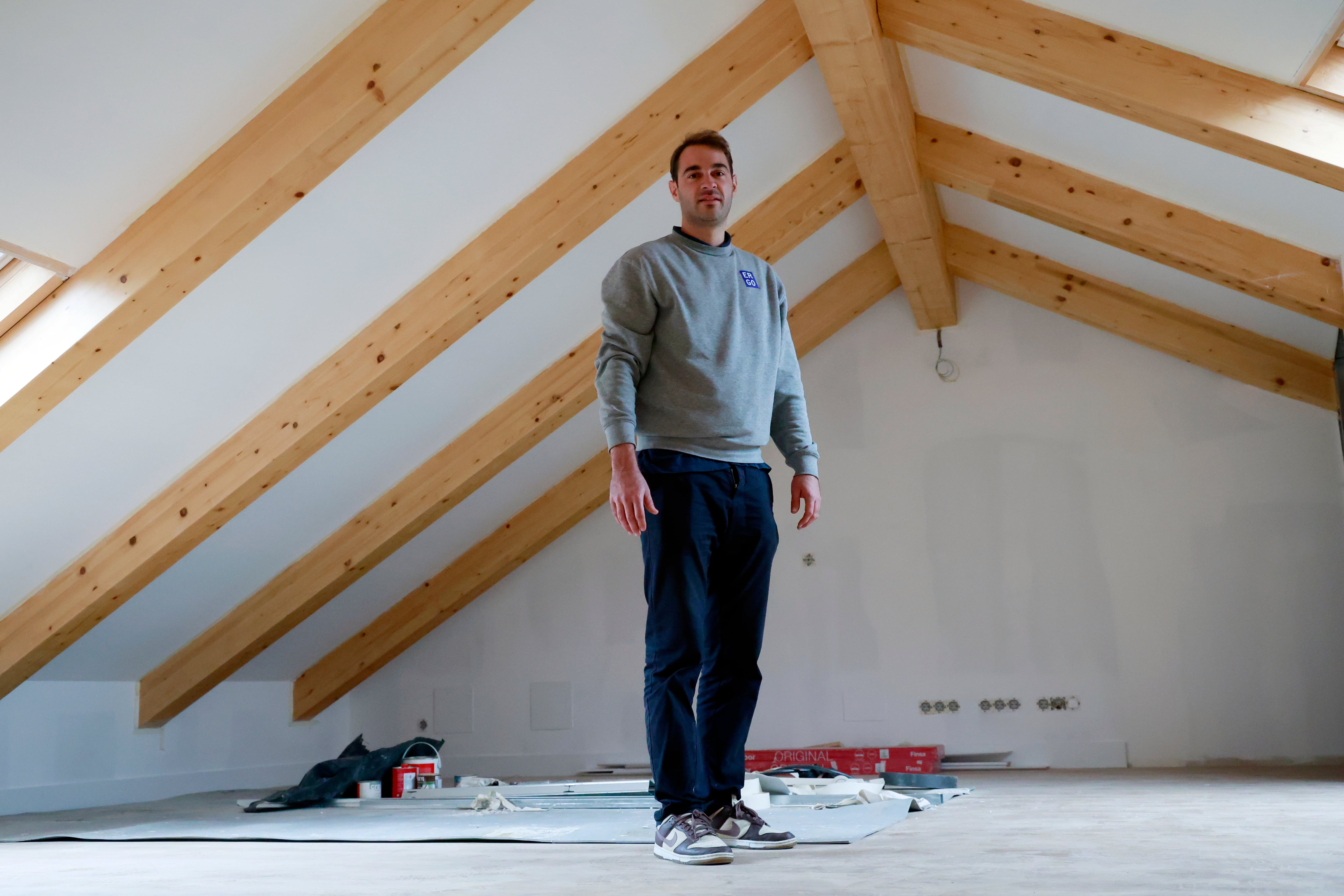 Álvaro Herrero, de Ergo Construcción e Ingeniería, fotografiado en una vivienda que su empresa está rehabilitando en Ferrol (foto: Kiko Delgado / EFE)