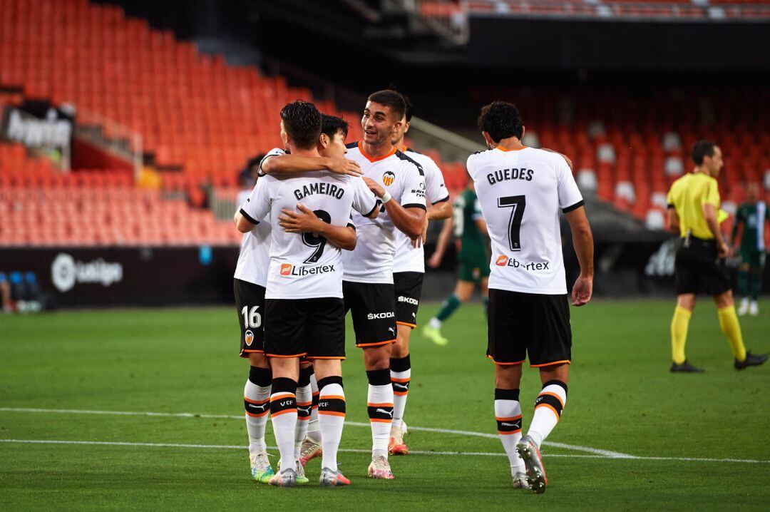 VALENCIA, SPAIN - JULY 16: Kevin Gameiro of Valencia CF celebrates with teammates after scoring the opening goal during the Liga match between Valencia CF and RCD Espanyol at Estadio Mestalla on July 16, 2020 in Valencia, Spain. (Photo by Alex Caparros, Getty Images)