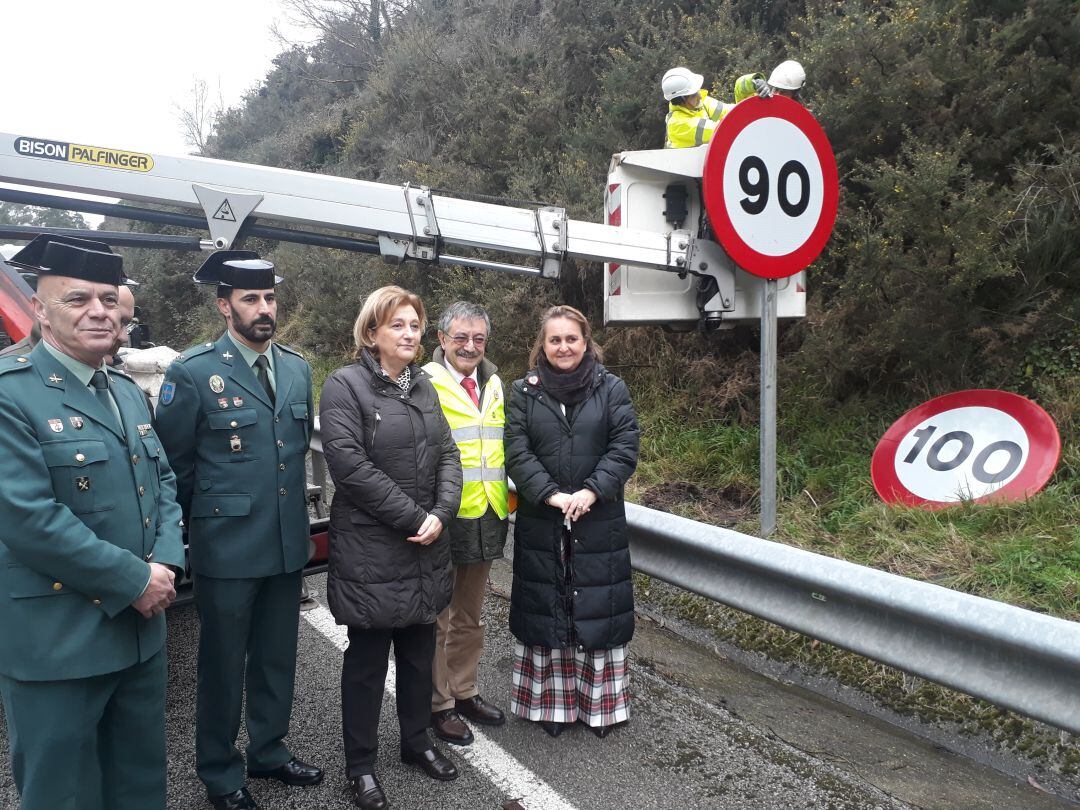 La jefa provincial de Tráfico (primera pro la derecha) y la delegada del gobierno han asistido al cambio de la última señal de 100 Km por hora en la variante de Avilés.