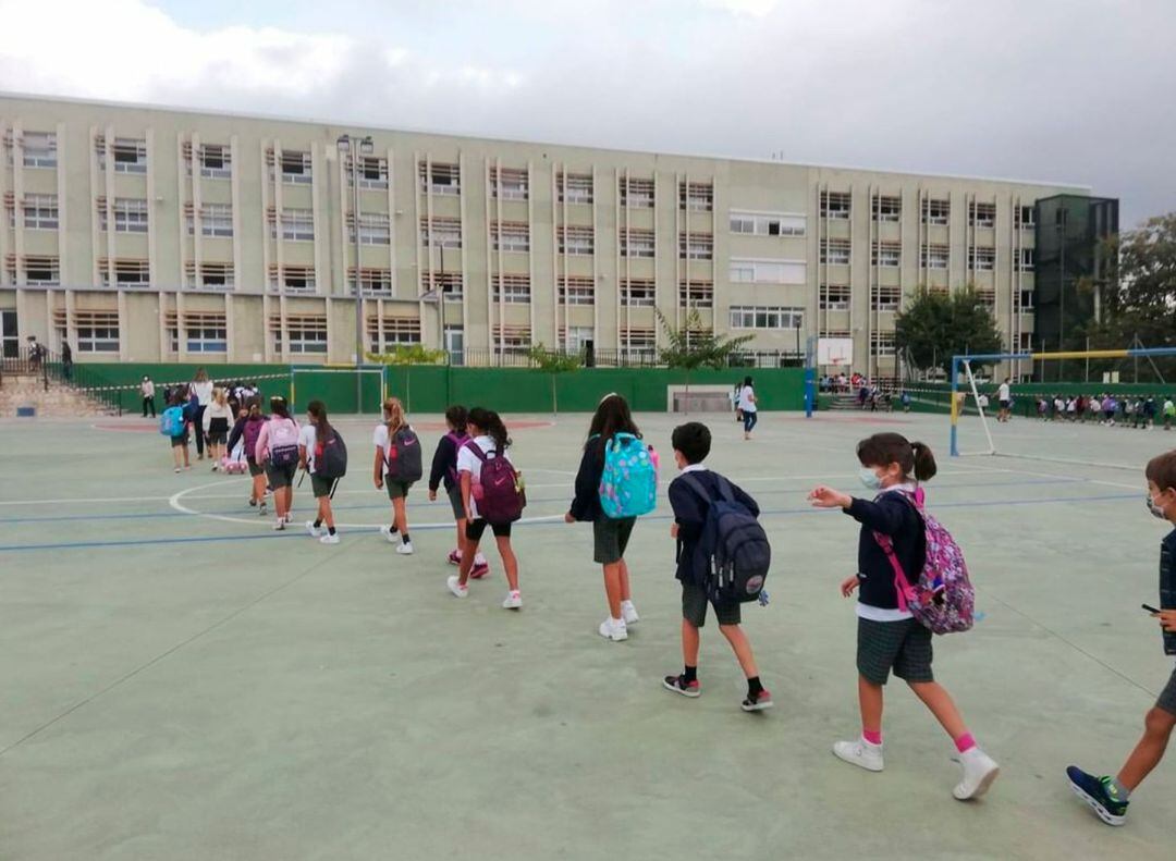 Alumnos del centro entrando al mismo a lo largo de este curso