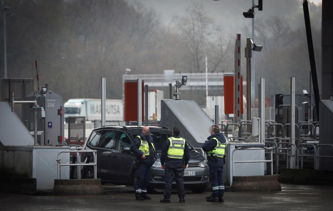 Agentes de la Guardia Civil y Policía Nacional vigilan la frontera de Biriatou entre España y Francia tras el anuncio del Gobierno del cierre de las fronteras terrestres. 