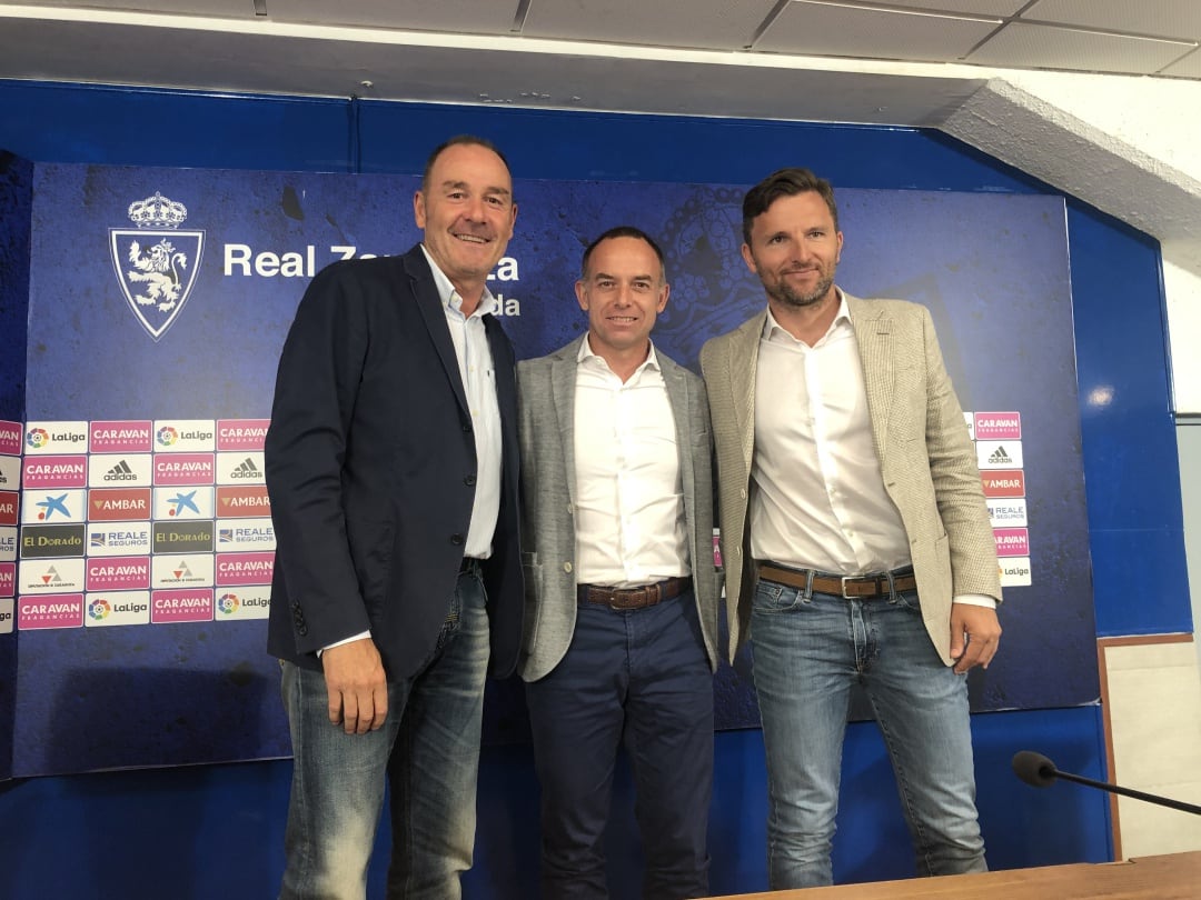 Víctor Fernández, junto al presidente, Cristian Lapetra, y el director deportivo, Lalo Arantegui, en el acto de esta mañana en La Romareda