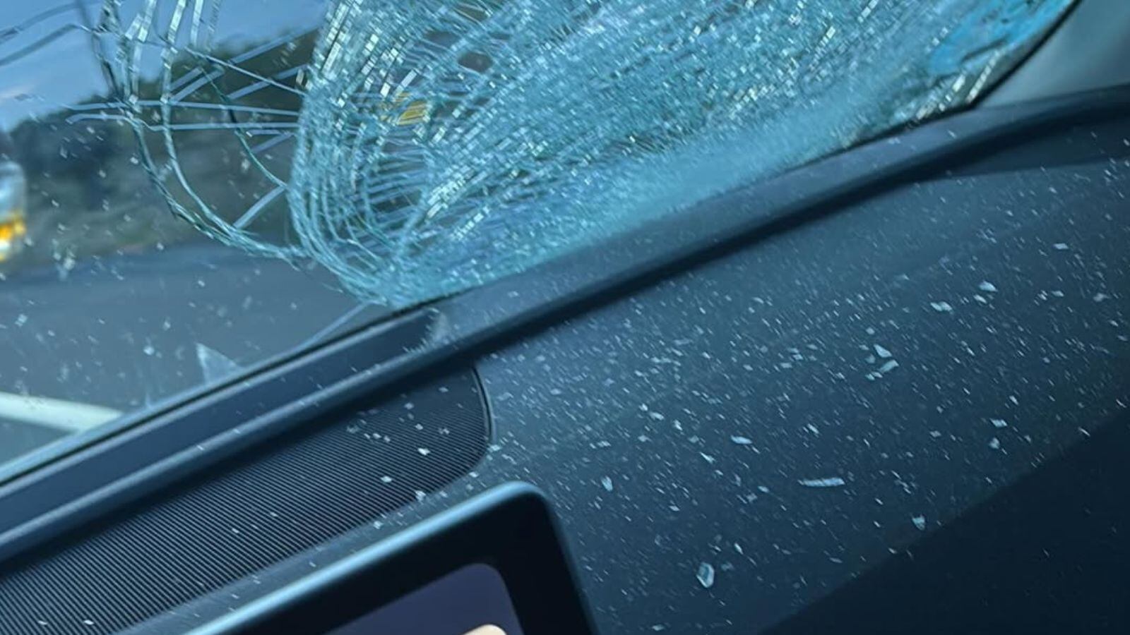 Daños en el vehículo de Raúl Calvo tras recibir el impacto de una piedra mientras conducía por la Autovía de los Viñedos