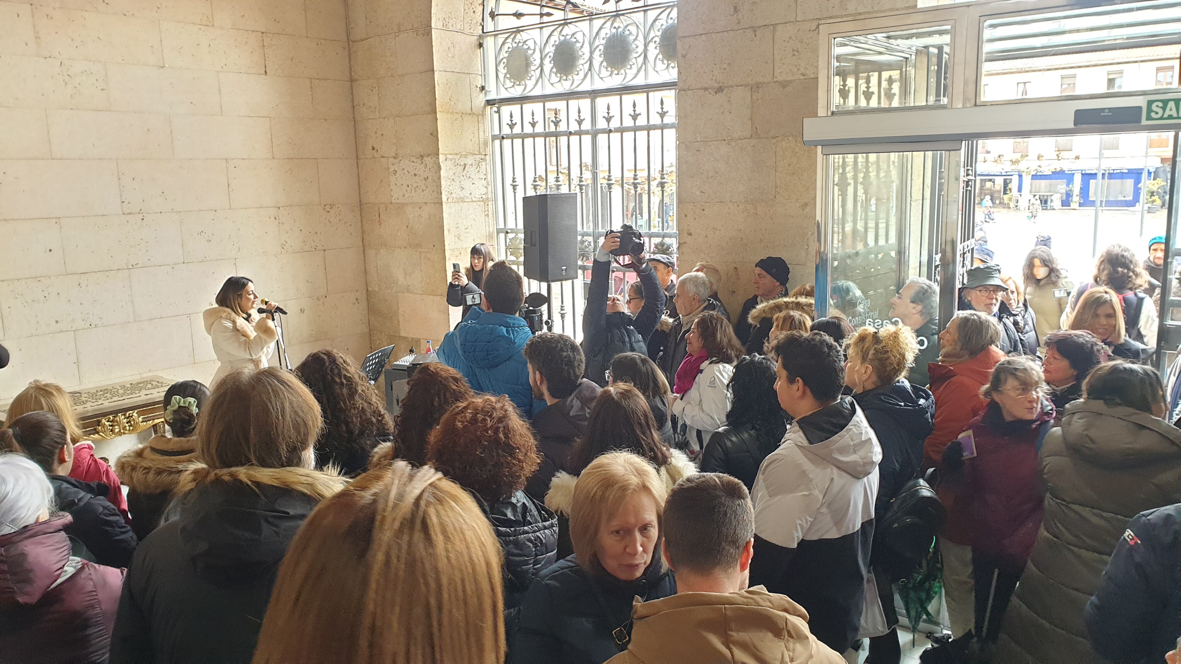 Momento del acto por el Día de la Mujer organizado por el Ayuntamiento de Palencia, durante la actuación musical de la cantante Sara Bureba