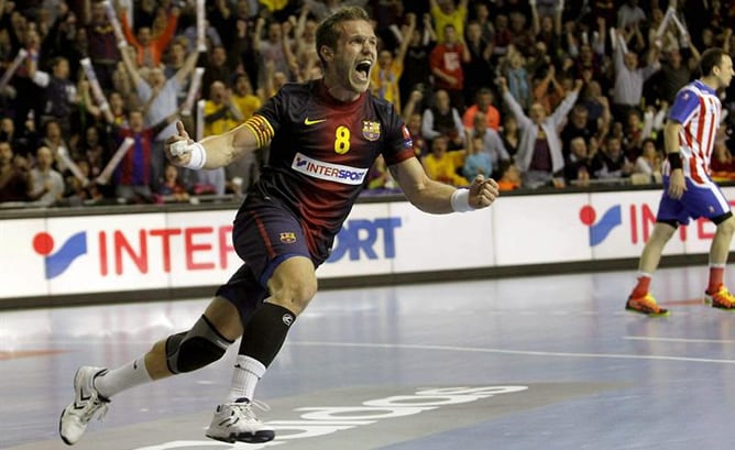 El extremo del F.C. Barcelona Intersport Víctor Tomás celebra uno de sus goles ante el Atlético de Madrid, durante el partido de vuelta de cuartos de final de la Liga de Campeones