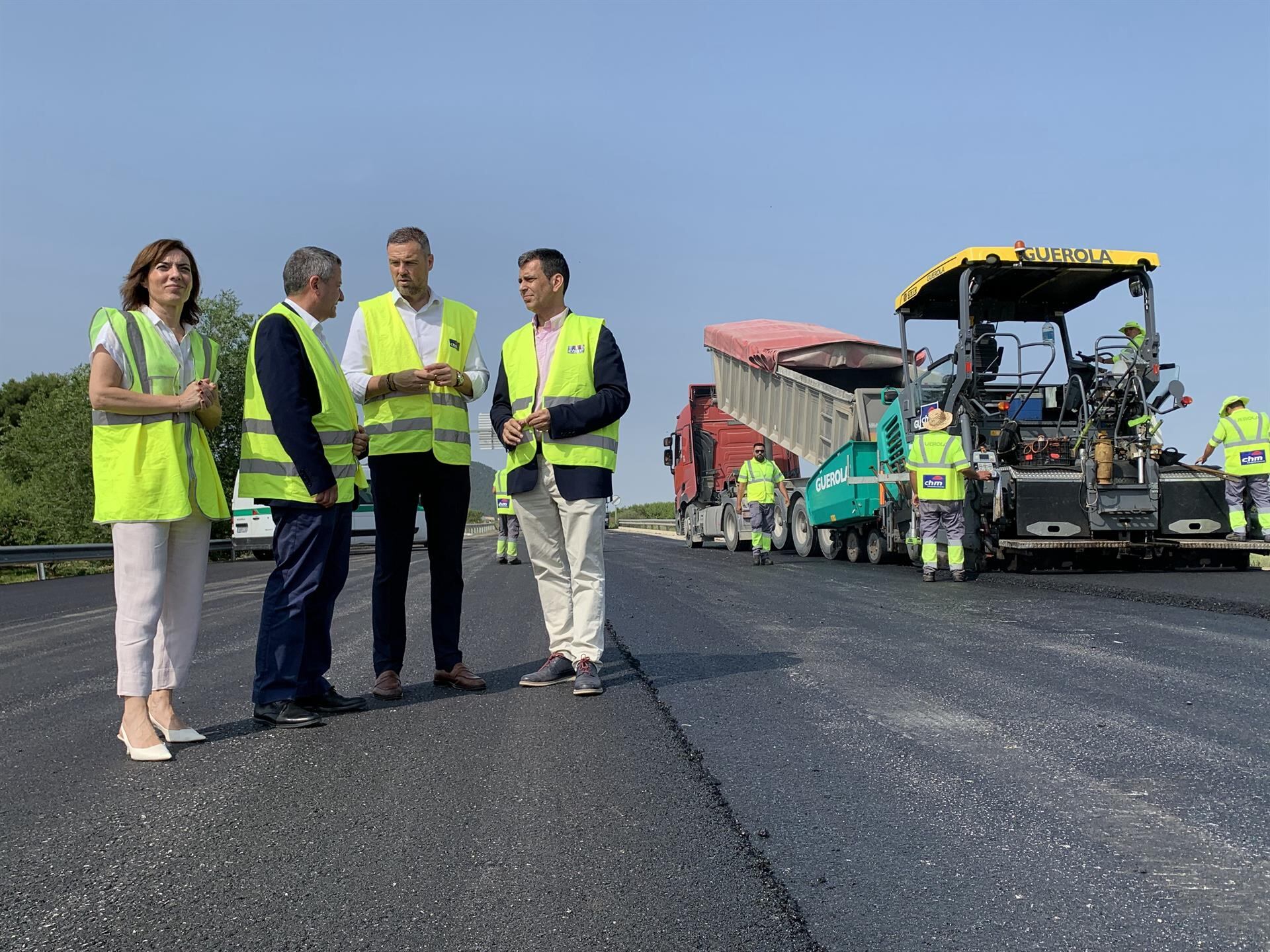 El consejero en funciones de Fomento e Infraestructuras, José Ramón Díez de Revenga, y el alcalde de Caravaca de la Cruz, José Francisco García, durante la visita a las obras de rehabilitación de la variante de Barranda