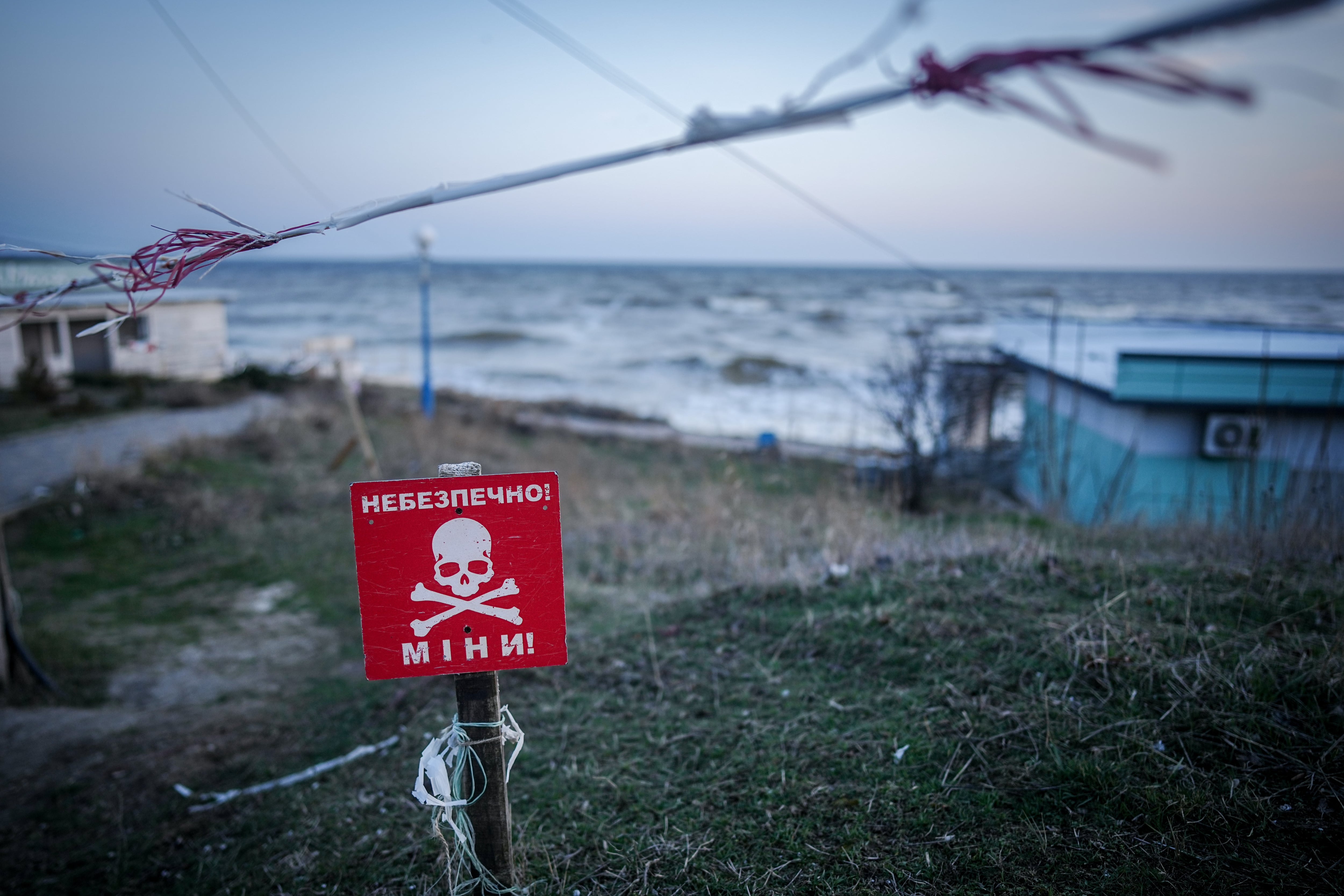 Un cartel indica la presencia de minas en una playa de Odesa, en el mar Negro.