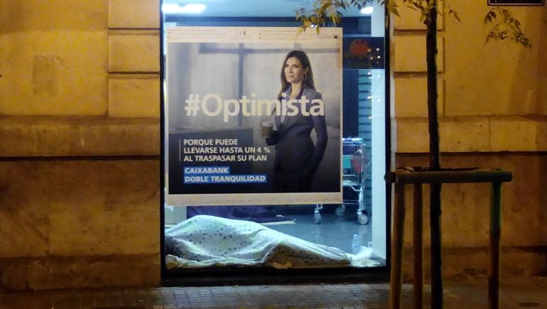 Personas que duermen en cajeros