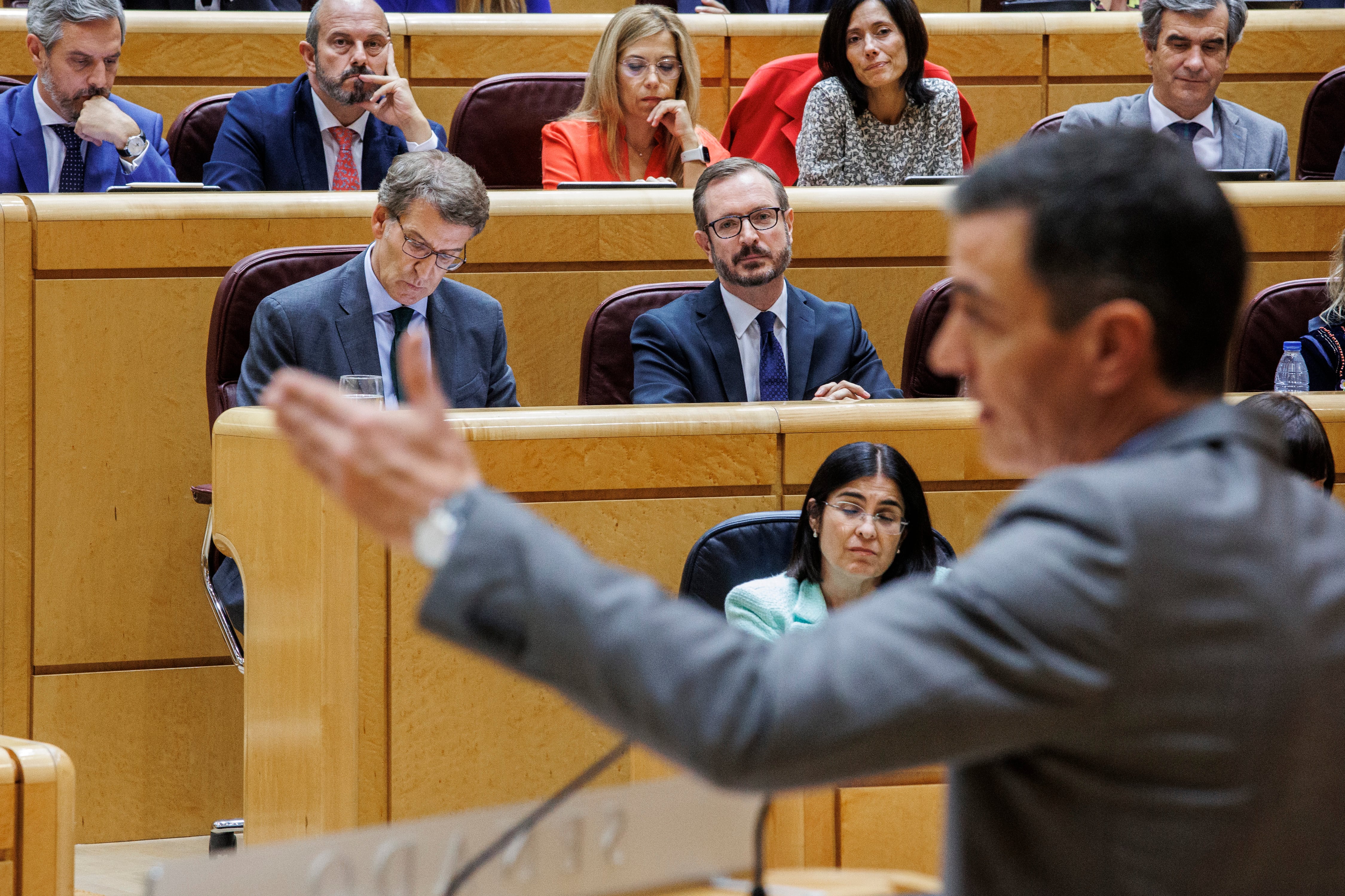 Pedro Sánchez y Alberto Núñez Feijóo en la sesión de control en el Senado