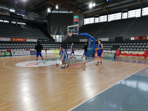 El Lucentum ha realizado este viernes una suave sesión de tiro en el escenario del partido