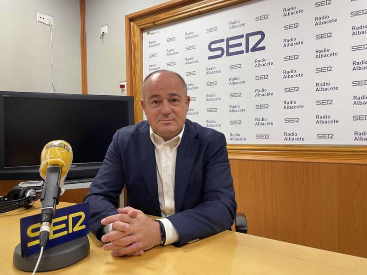 Emilio Sáez, en una imagen de archivo durante una entrevista en Radio Albacete