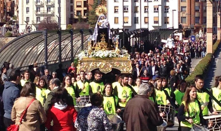 Varios miles de personas han participado en esta procesión por las calles de Teruel