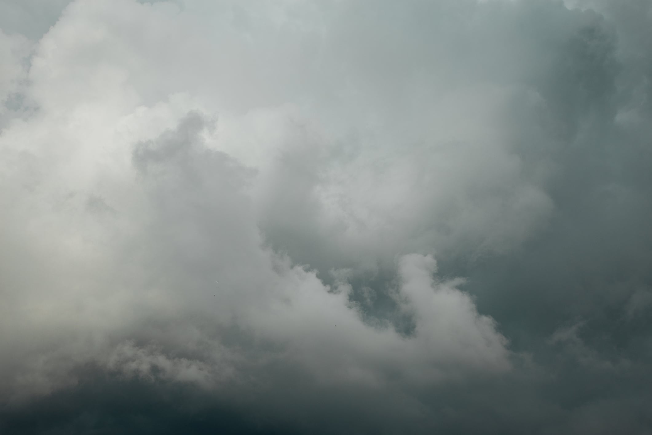 Muchas nubes en los cielos, que amenazan lluvias