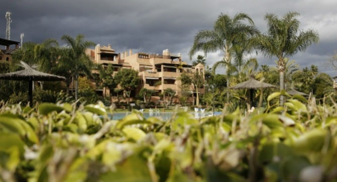 Vista de la urbanización Alhambra del Golf 3 en Guadalmina Baja en Estepona (Málaga), donde se encuentra el ático del presidente de la Comunidad de Madrid, Ignacio González- (EFE)