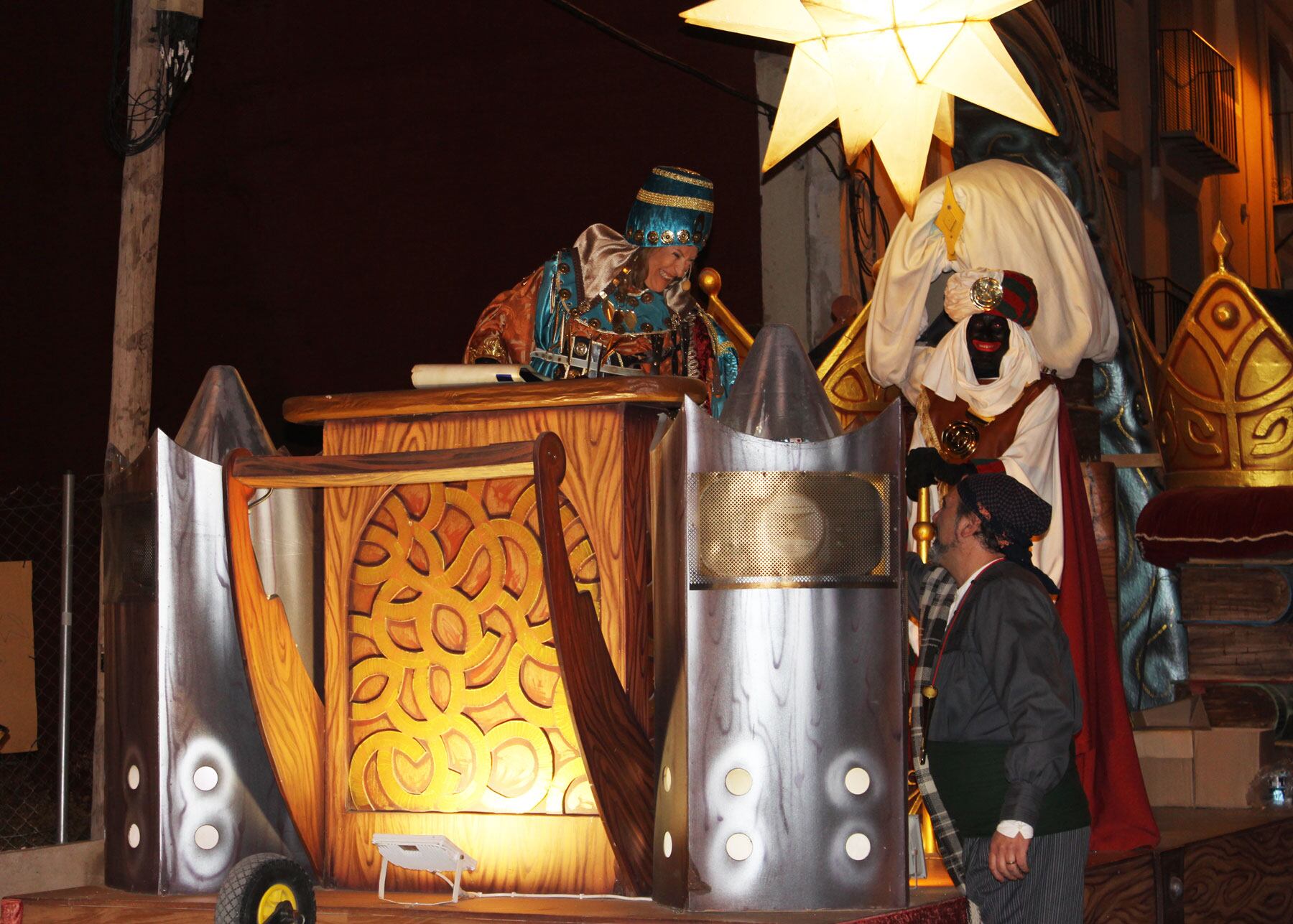 Instant en el que el Tio Pian saluda a l'Ambaixadora just abans de l'inici del Ban Real