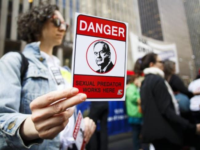 Manifestantes se reunieron para pedir al canal de noticias Fox, el despido del presentador Bill O'Reilly, por acusaciones de presunto acoso sexual