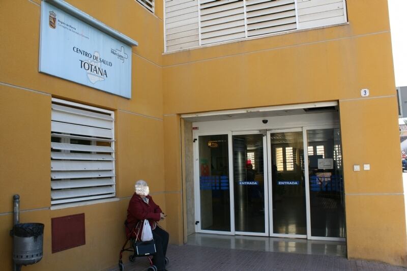 Nuevas quejas por la falta de pediatras en el centro de Salud de Totana. El Sindicato Médico de la Región de Murcia, que señala que la situación en ese centro es &quot;grave&quot; y &quot;crítica&quot;