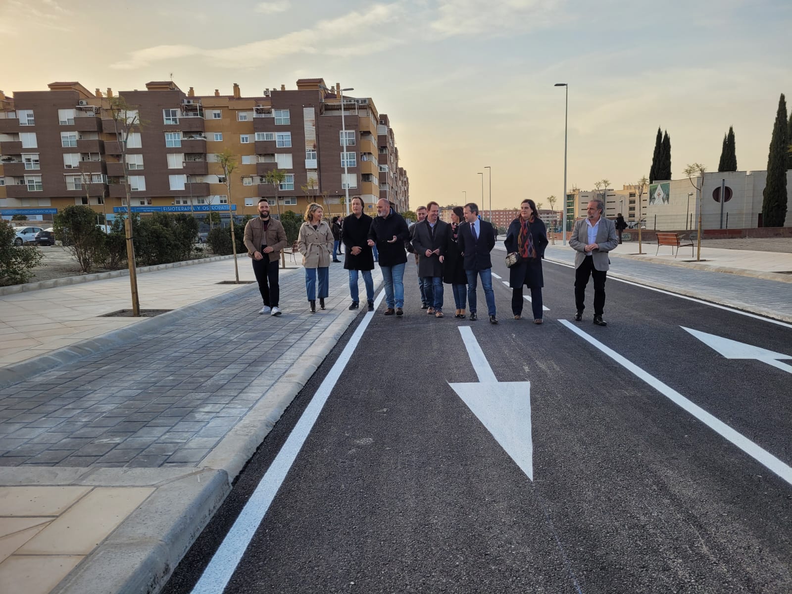 Diferentes autoridades dan un paseo por la calle Castilla y León después de haber inaugurado la vía.