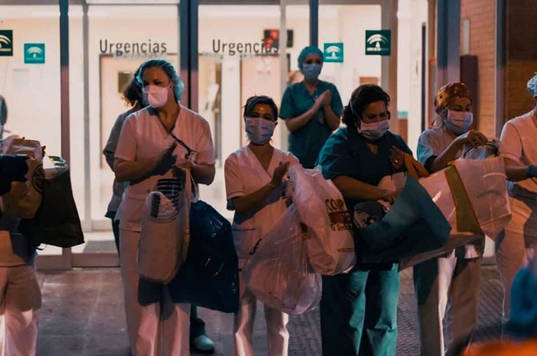 Los sanitarios recibieron las viseras a las puertas del Hospital Alto Guadalquivir de Andújar